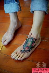 ženski pokušaj popularnog uzorka tetovaže žabe