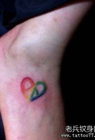 dívčí nárt barevné tetování lásky