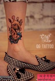 Tetovažna figura priporočila ženski barvi gležnjev jelena tatoo deluje