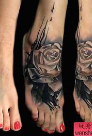 Tattoo show, recommend a black and white rose tattoo work on the instep