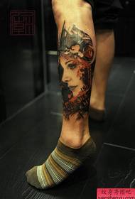 hermoso modelo de tatuaxe de avatar de rapaza de pé