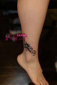 personalitet fotografia e tatuazhit të këmbës së meteorit të vogël