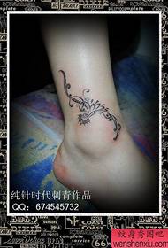 populære totem vinstok tatoveringsmønster på pigers ankler