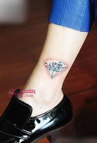fotografi me tatuazhe të modës së këmbës së diamantit me shkëlqim diamant