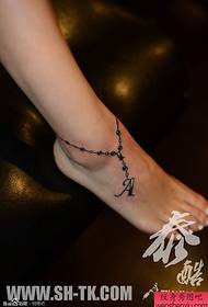 personalitatea piciorului AT modelul de tatuaj în lanț de mărgele