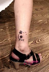 piccola immagine del tatuaggio alla caviglia tarassaco fresco