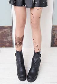 женска нога маче главата тетоважа слика