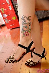 かわいい鹿の足首の新鮮なタトゥーの写真
