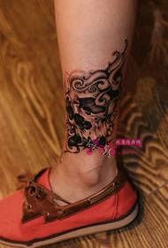 imatge creativa del tatuatge de turmell de freixe negre
