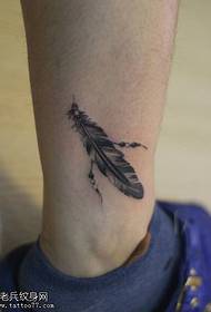 patró de tatuatge de ploma de turmell proporcionat per la barra de exhibició del tatuatge