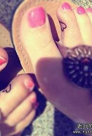 女孩子脚趾一幅小爱心纹身图案