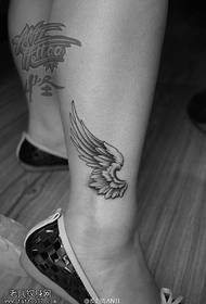 model tatuazhi me krahë të zezë me kyçin e këmbës