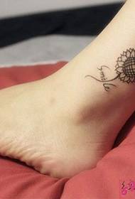 kızın ayak bileği ayçiçeği dövme resmi
