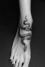 personeco piedo dek du zodiaka serpento tatuaje bildo