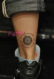 imatge creativa anglesa del tatuatge del turmell