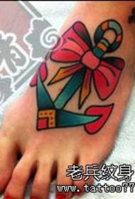 Bara de spectacole de tatuaje a lansat un model de tatuaj picior de ancoră