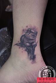 Schattige kleine kat tattoo patroon op de mooie enkel