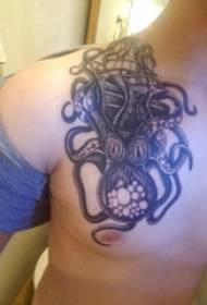borst tattoo mannelijke jongens borst zeilen en octopus tattoo foto's
