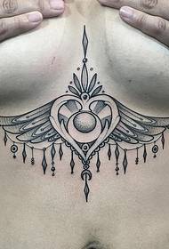 prsa seksi europski bodljikavi trn u obliku ukrasne tetovaže u obliku srca