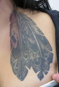patrón de tatuaje de pluma de águila manchada de pecho negro