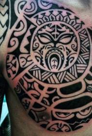 krūtinėje įspūdingas juodojo genties stiliaus totemo tatuiruotės modelis