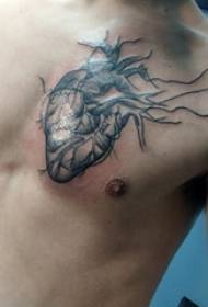 prsni tatoo moški fant prsni črni srček tetovaža Slika