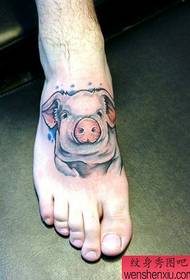 voet tattoo patroon: schattig klein varken tattoo patroon op de voet