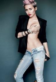Patrón de tatuaje de alfabeto inglés de pecho sexy de Miley Cyrus