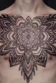 graži grupė vyrų ir moterų didelių gėlių krūtinės tatuiruotės modelis vertina pagyrimą