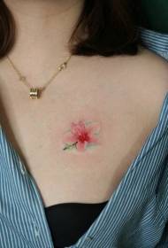 Grožio krūtys šviežio rožinio persiko tatuiruotės modelis
