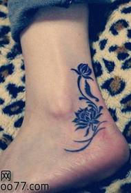 Padrão de tatuagem de flor linda totem pé