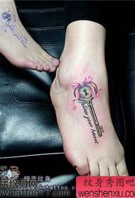 момиче крака Butterfly лък ключ татуировка модел