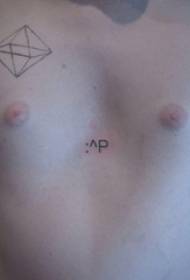 Immagine geometrica stereo nera del tatuaggio del petto del ragazzo del tatuaggio della geometria solida