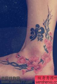 snygg skönhetsfot plommon tatuering mönster
