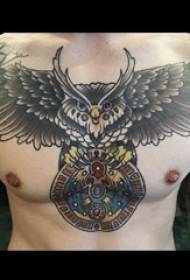 Imaxe tatuaje águia masculina no cadro á tona
