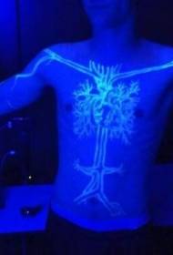 pecho muy hermoso patrón de tatuaje de árbol fluorescente