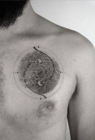 padrão de tatuagem de penas de pavão preto estilo gravura no peito