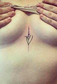 djevojka prsa mali svježi uzorak tetovaže lavande
