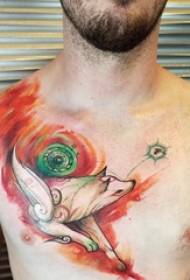 Тоғыз құйрықты татуировкасы ер адамның кеудесінде түсті түлкі тату-суреті