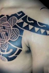 Polynesisk stil svart totem bryst tatoveringsmønster