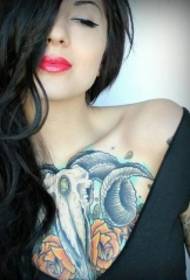 γυναίκα στήθος στήθος κεφαλής πρότυπο τατουάζ κεφάλι