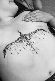 bryst vedhæng sort grå sexet tatoveringsmønster