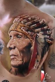 portrait de l'homme indien couleur poitrine avec motif de tatouage de casque