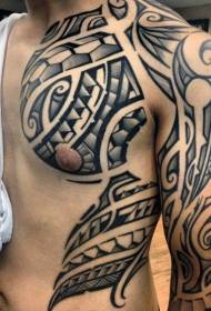 enormt svart-hvitt polynesisk tatoveringsmønster på brystet og skuldrene