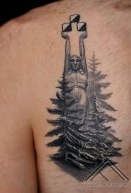 胸部经典的黑色森林大雕像纹身图案