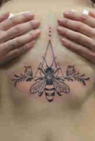 胸部紋身下的女孩女孩胸部幾何和蜜蜂紋身圖片