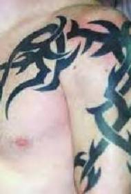 mellkas és a váll fekete törzsi totem tetoválás minta