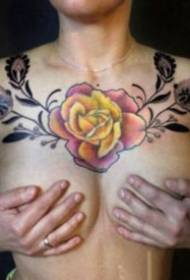 Gospođa 9 seksi tetovaža na prsima djeluje