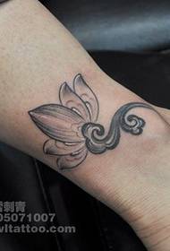 knabinoj ŝatas la maleolojn ĉe la ŝablono de tatuaje de lotuso