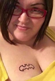 meisje borst zwart eenvoudige lijn Batman symbool tatoeage foto